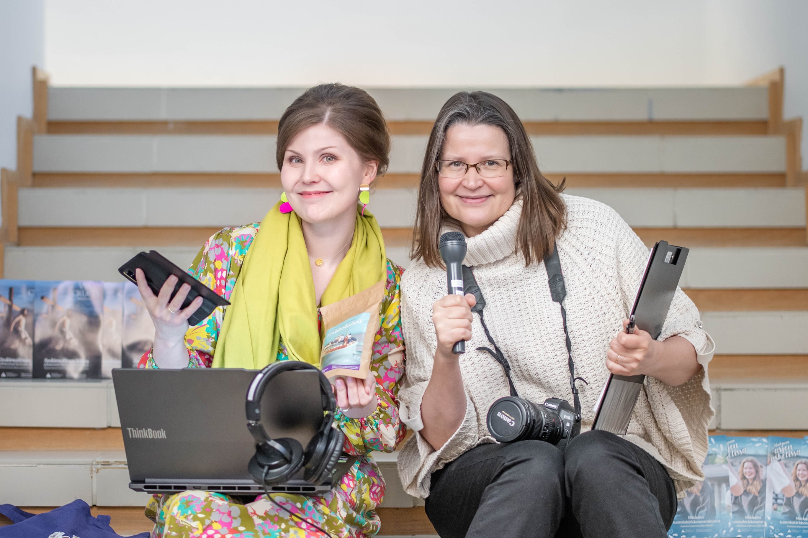 Viestinnän työntekijät poseeraavat kameralle.