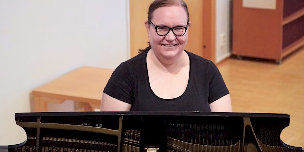 Kristiina Ukkonen soittamassa pianoa.