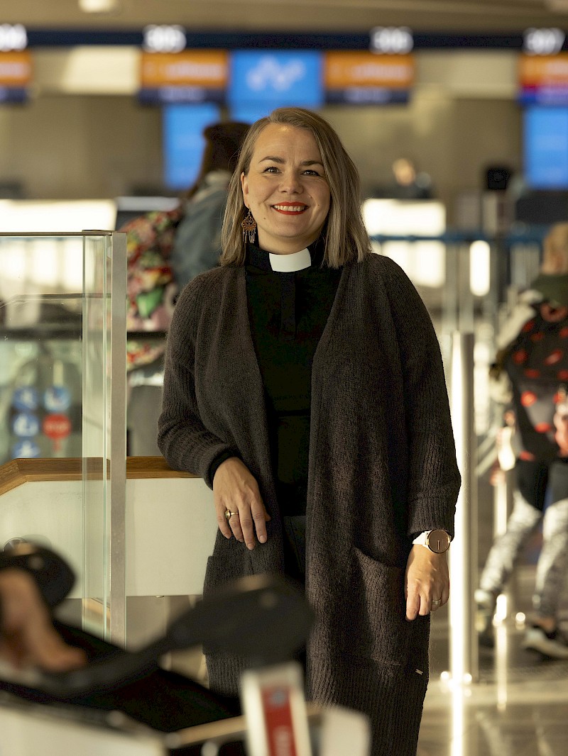 Hanna Similä lentoasemapappina Helsinki-Vantaan lentokentällä.